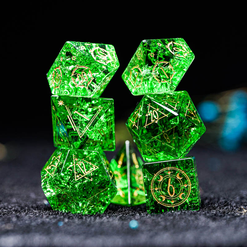 Green Glass D&D Dice Set Handm - Board Game Logo recension och pris
